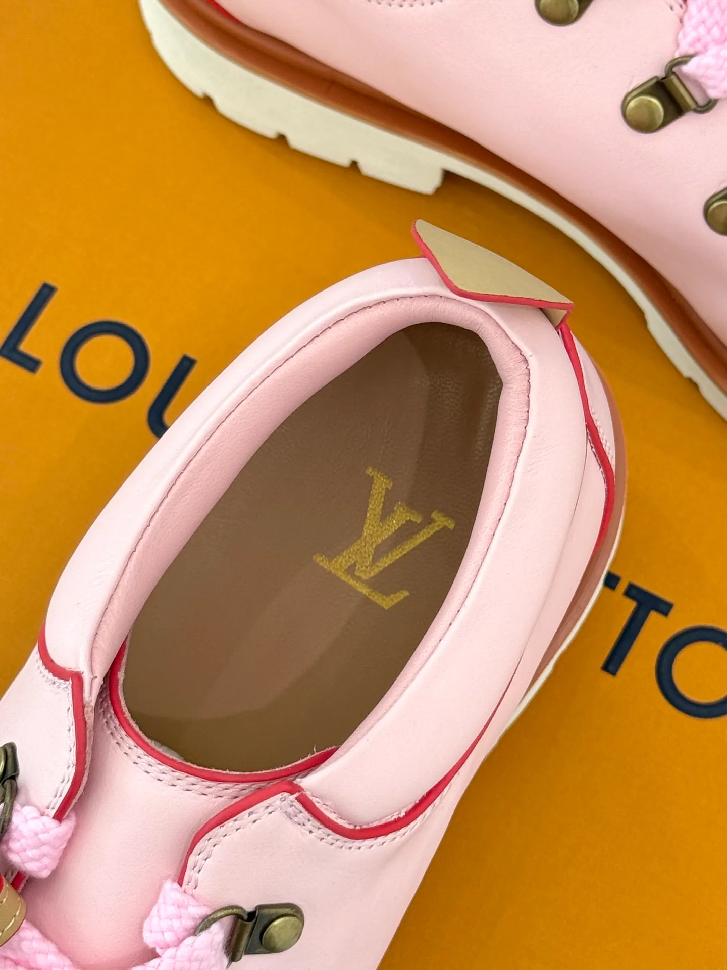 P720 LV Remix derby 25WF new product, the top version of couple's derby shoes, uses classic as the base color to reshape the fashion style✨ Various colors break the monotony. Black is cool, brown is retro, pink is sweet, and blue is fresh. Suitable for different styles of wear🎨 The delicate leather fits the foot shape and the shoelace details hide ingenuity. It is a fashion symbol of walking and steps on the forefront of the trend every step of the way. Start your own style journey🚶‍♀️ The fabric is made of first-layer cowhide, the inner pads are all sheepskin, the original molded custom TPU non-slip outsole size: Female: 35-41 (40/41 customized) Male: 39-46 (45/46 customized)